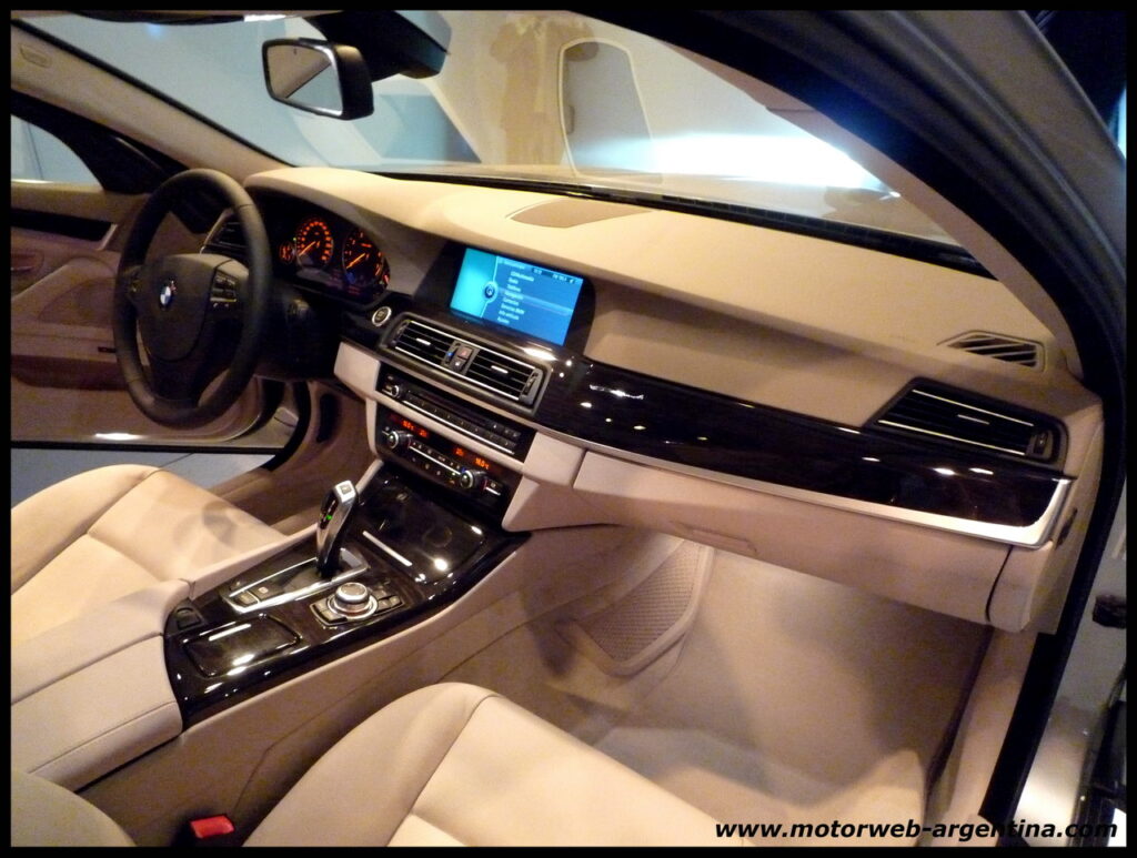 2010-08-11-bmw-f10-interiores-003