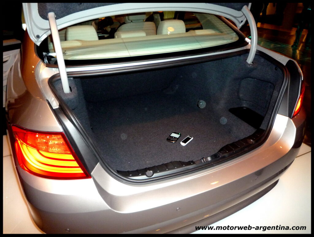 2010-08-11-bmw-f10-interiores-042