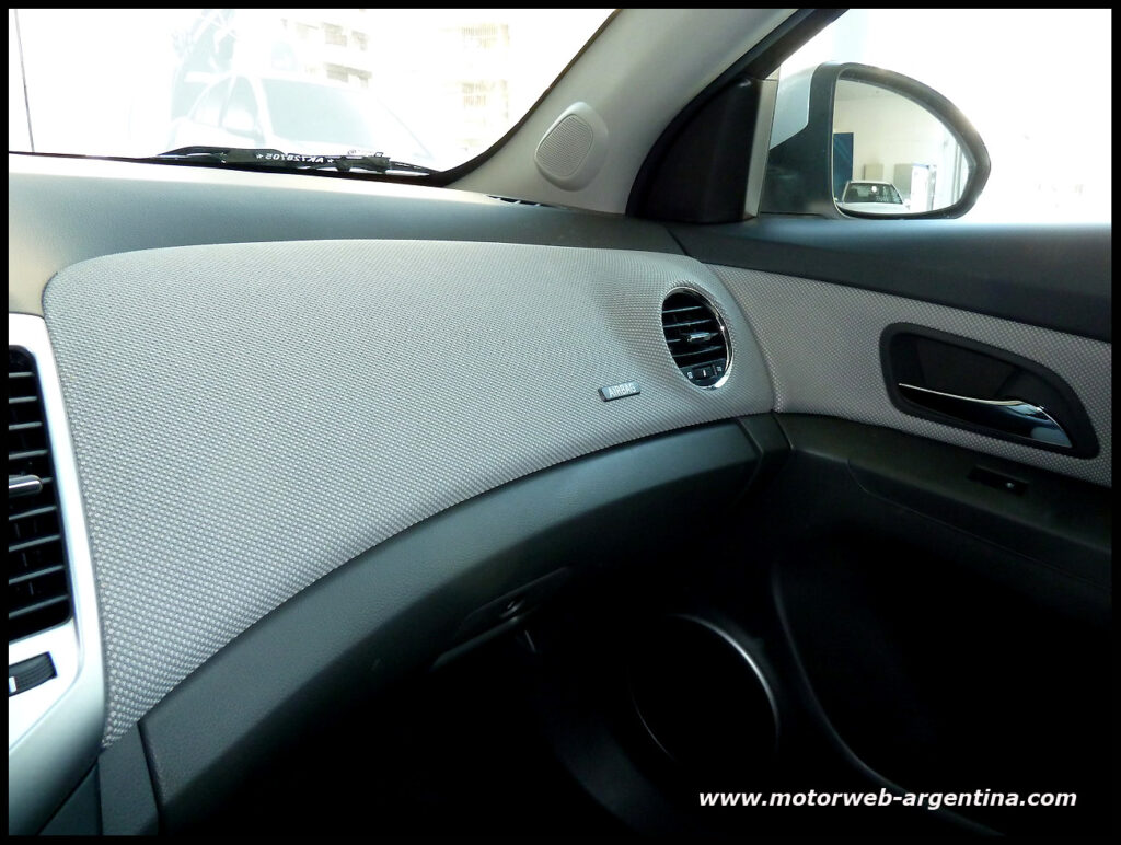 Cruze LT con tapizados de tela.